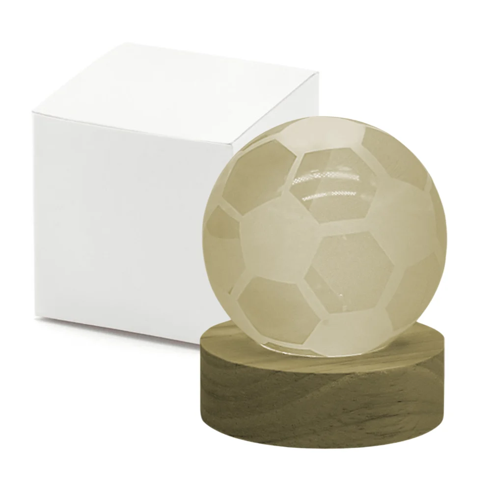 Lámpara decorativa usb chica en forma de esfera con diseño de balón de fútbol y base de madera / 19804