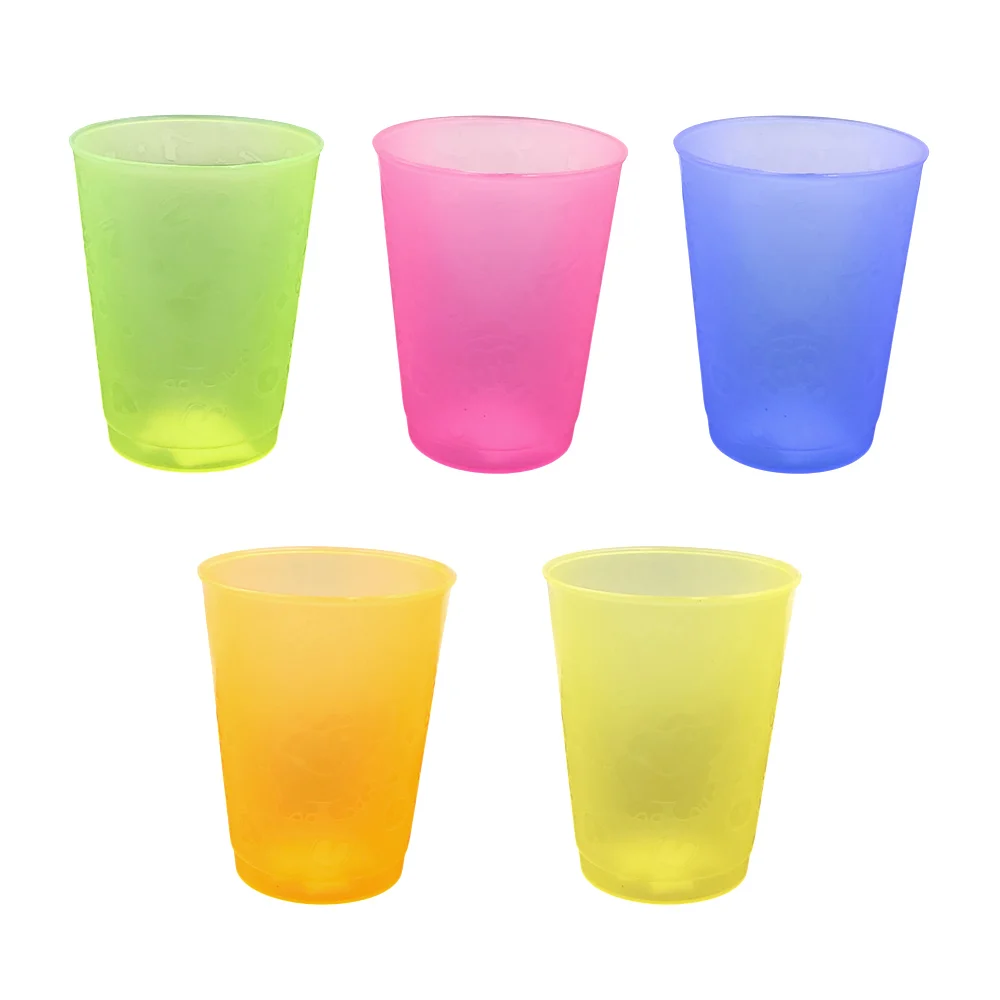 Vaso infantil de plástico con detalle d...
