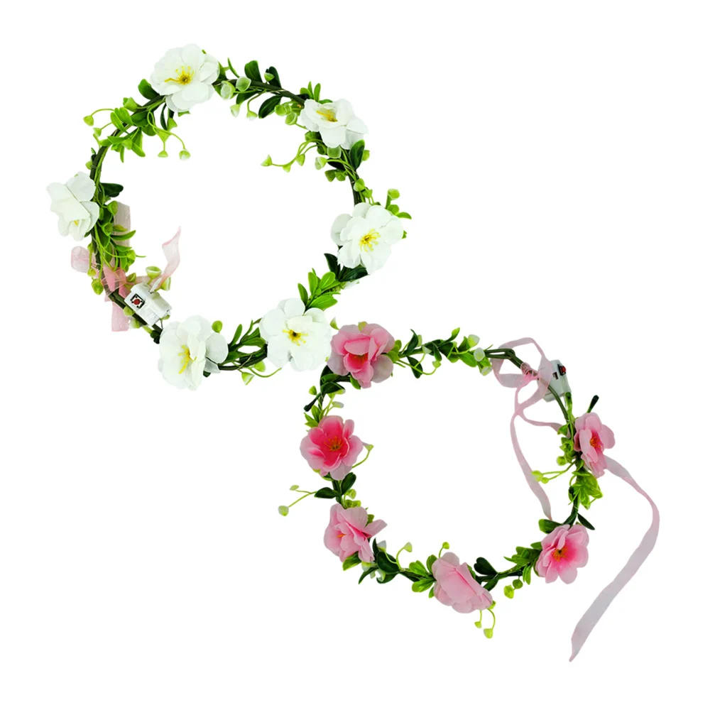Corona de flores de tela con base verde, hojas artificiales y luces led / bt-2685