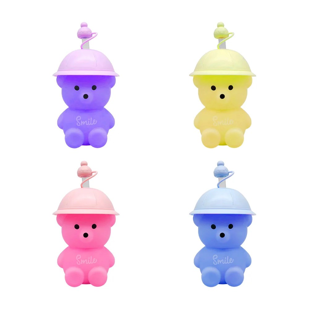 Botella en forma de oso con sombrero tipo casco, capacidad de 700ml + correa y popote, variedad de colores / smile / e6568