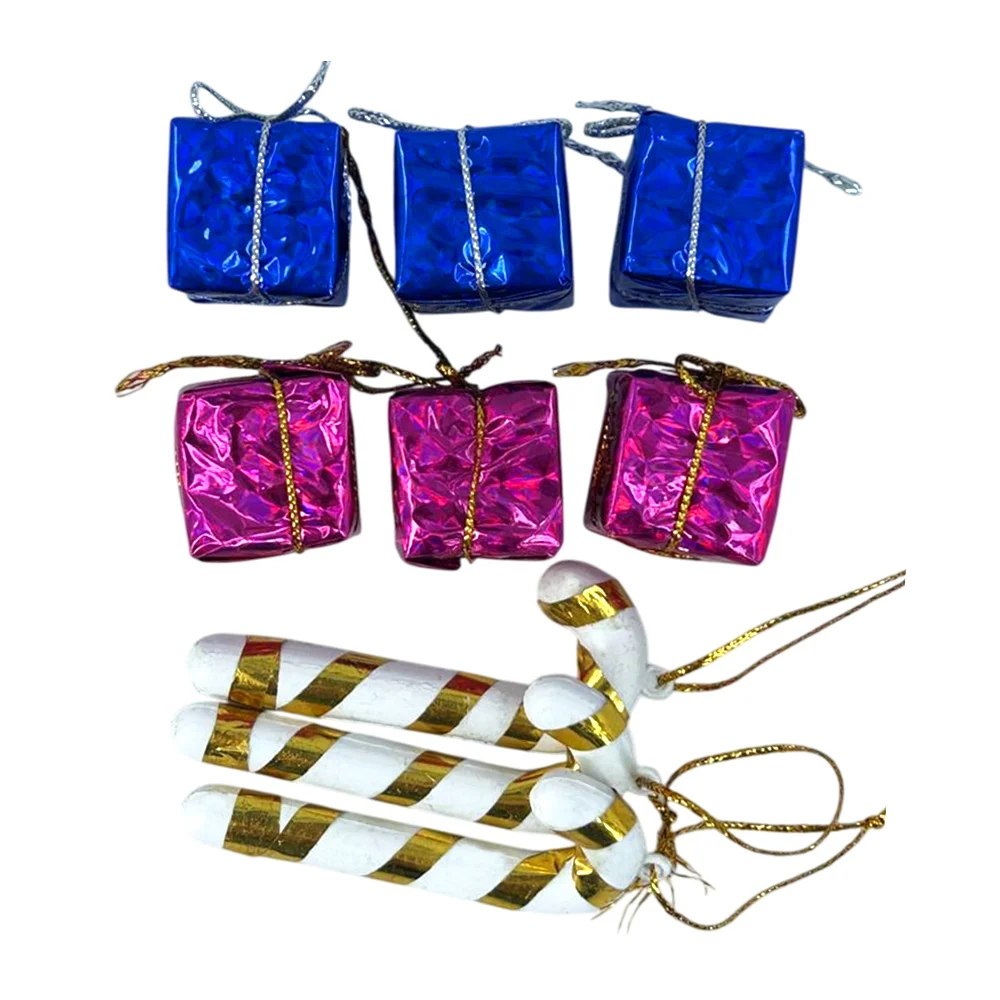 Paquete con 9 mini adornos colgantes navideños con diseño en forma de regalos y bastones de caramelo, variedad de colores / christmas decorations