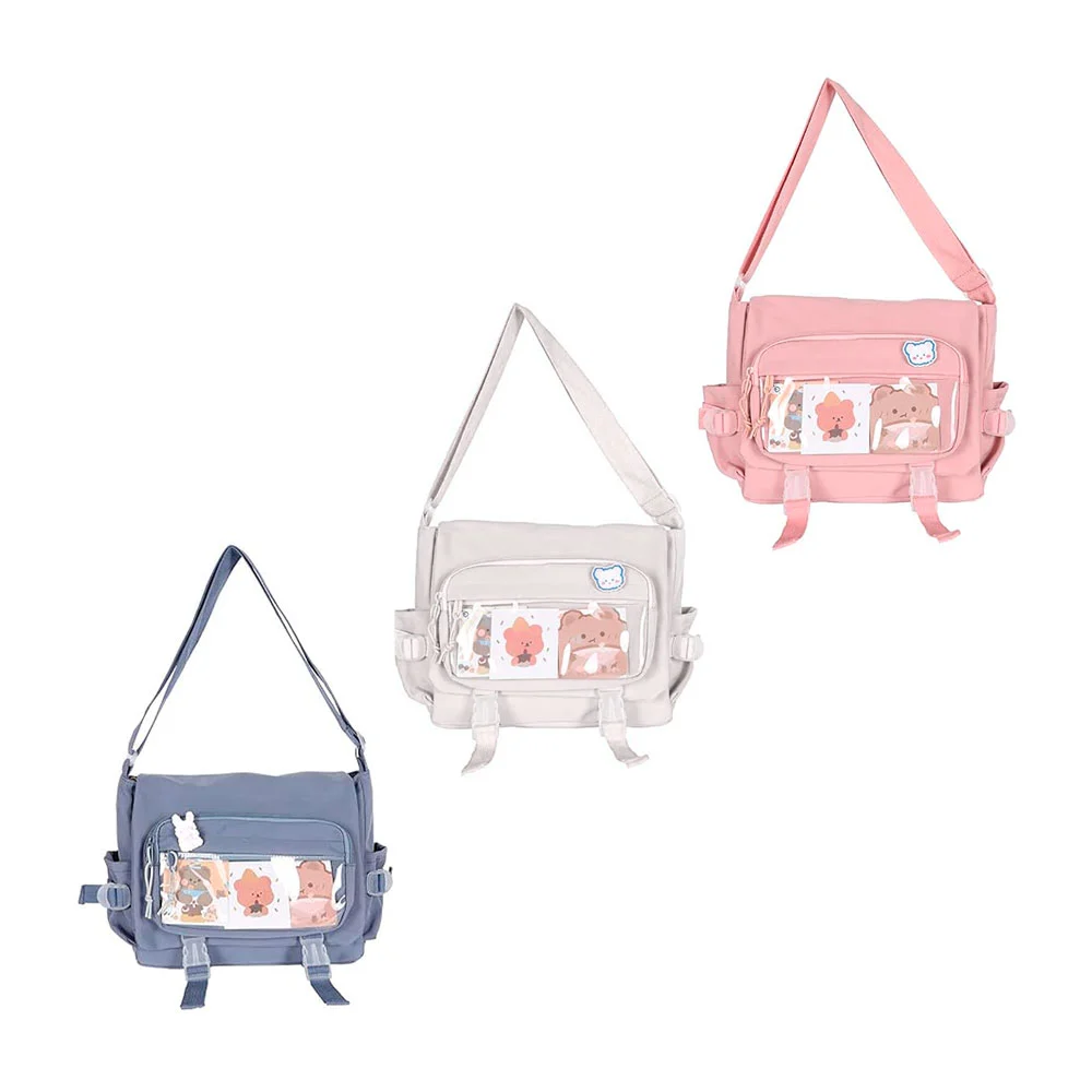 Bolsa tipo pañalera mediana, 3 compartimentos, 2 bolsillo laterales, broches de seguridad, imagenes decorativas + pin decorativo, variedad de colores / kb-1155 /