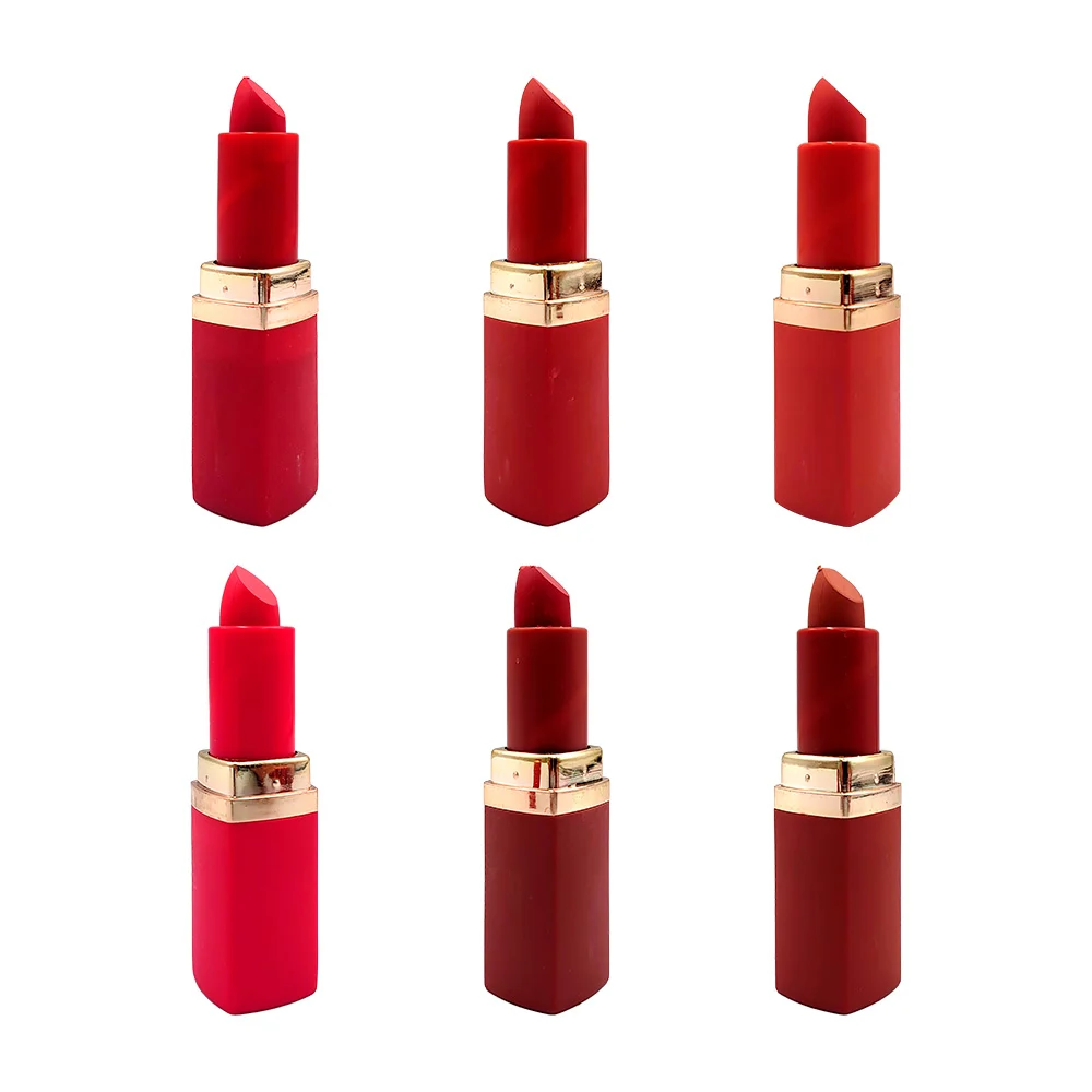 Labial en barra retráctil en efecto matte con diseño liso y línea dorada, variedad de tonos / lipstick