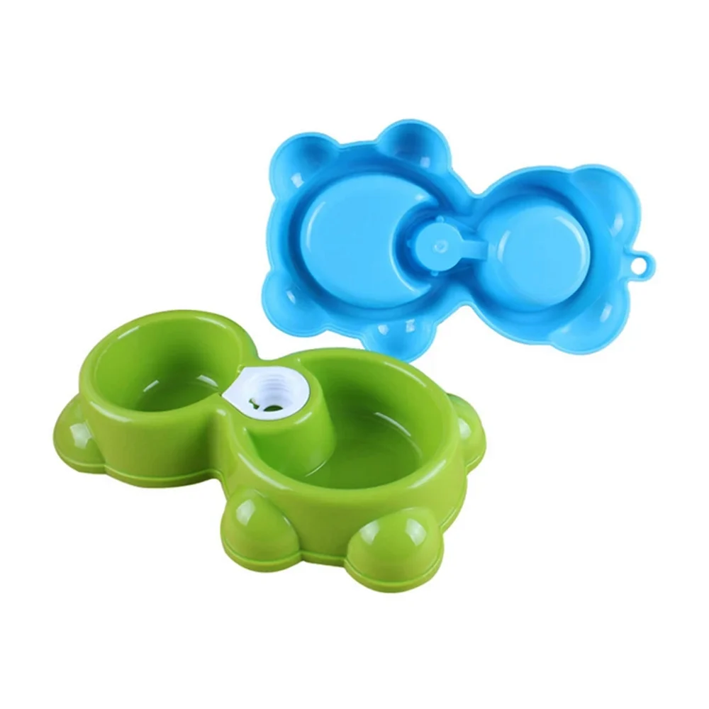 Plato de plástico en forma de oso con doble compartimiento y accesorio para bebedero, variedad de colores / 209525