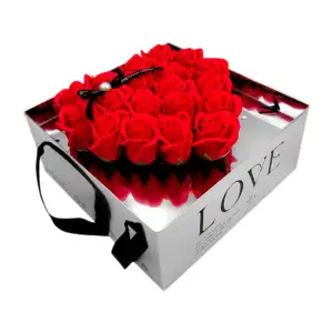 Caja transparente y plateada con adorno de rosas artificiales en form…