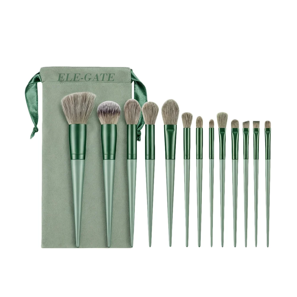 Set de 13 brochas para maquillaje con mango de color esmeralda y barnizado + bolsa afelpada / cos.06