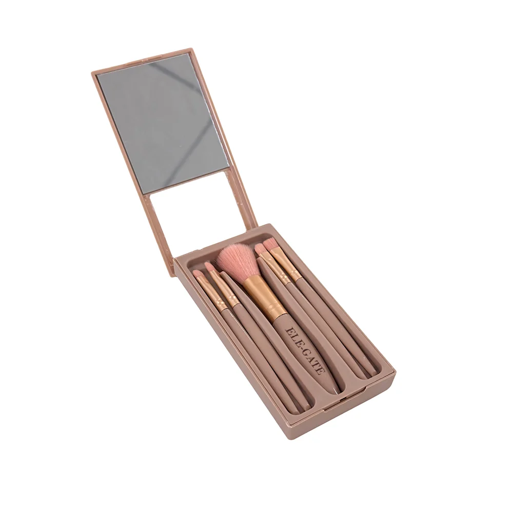 Estuche rectangular con espero, 5 modelos de brochas diferentes, en variedad de colores / cos.08