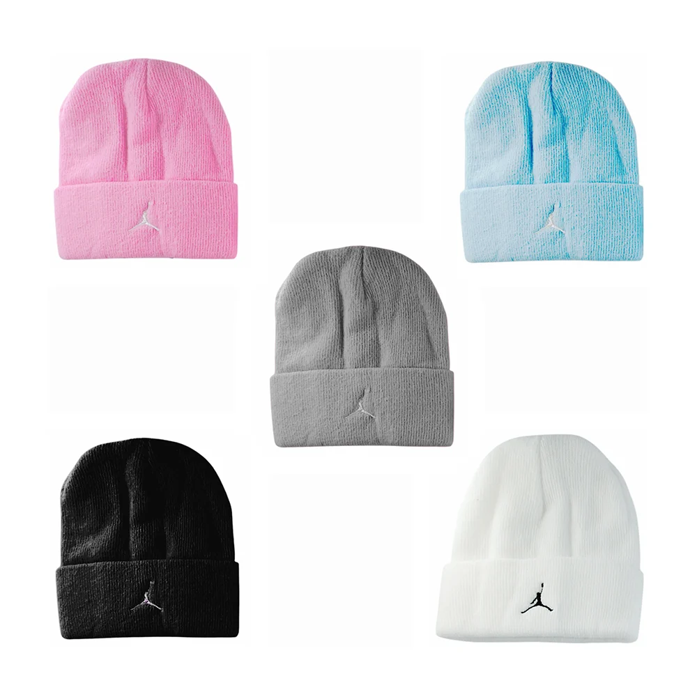 1pza Gorro tipo tejido con logo bordado de basquetbolista, variedad de colores / lu3315