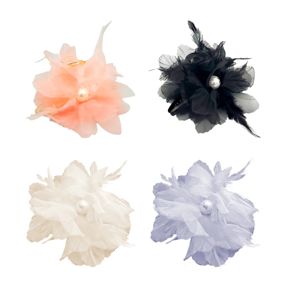 1pza Pinza grande con perla, tela en forma de flor y plumas, variedad de colores / lu7534