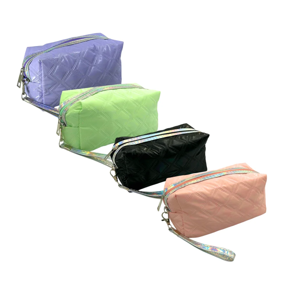 Bolsa cosmetiquera mediana con diseño de rombos y líneas, correa colgante y efecto glow, variedad de colores / e4a