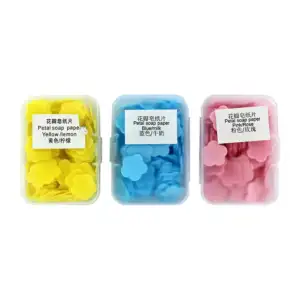 Estuche transparente con mini laminas de jabón en forma de flor con a…