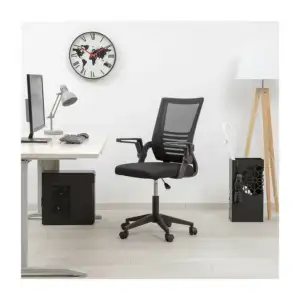 Silla negra con reposa brazos y 5 ruedas móviles / ofi233c