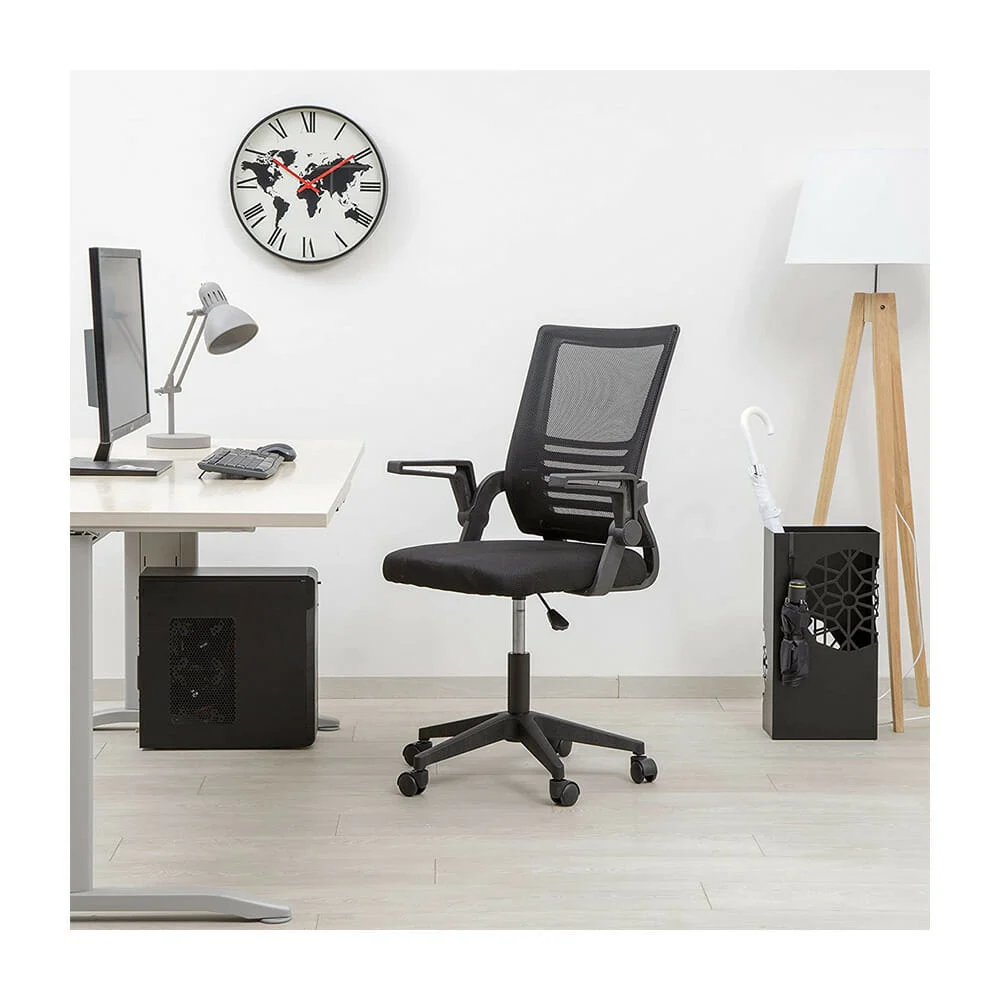 Silla negra con reposa brazos y 5 ruedas móviles / ofi233c
