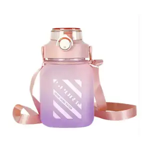 Botella cuadrada bicolor 1.5l, con correa y stickers decorativos, var…