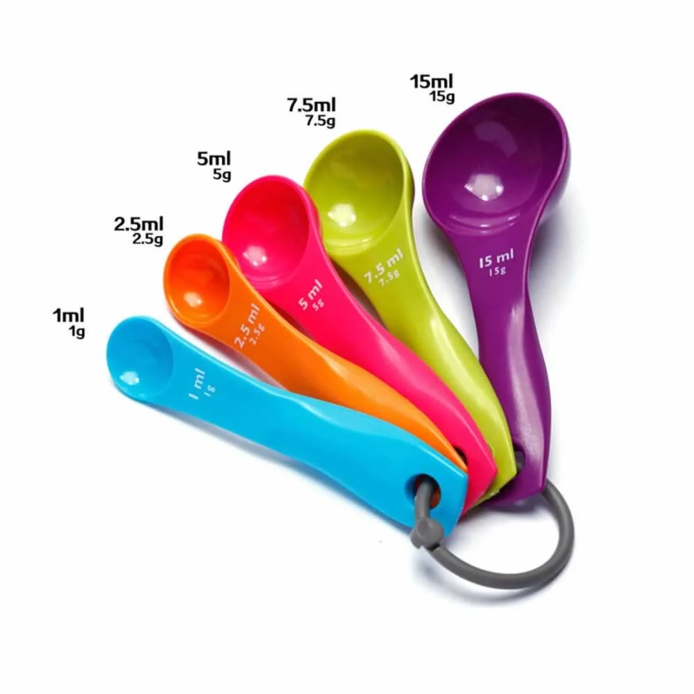 Juego con 5 cucharas medidoras de plástico, variedad de colores / mt181