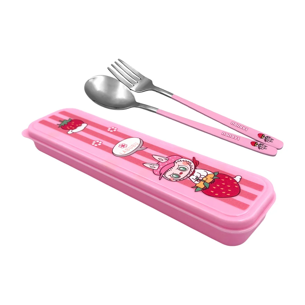 Estuche plástico con dos cubiertos metálicos con estampado decorativo de labubu
