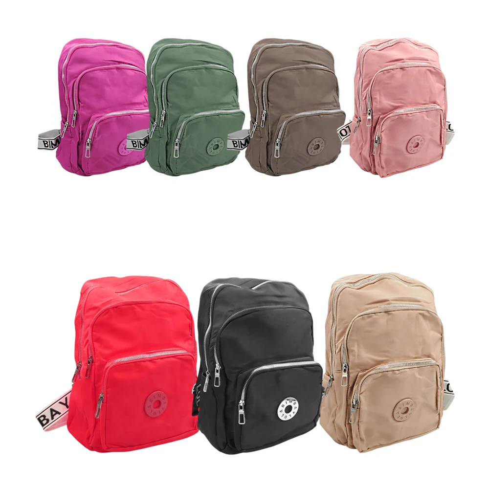 Mochila con 4 compartimentos, placa decorativa y 2 bolsas laterales, surtido