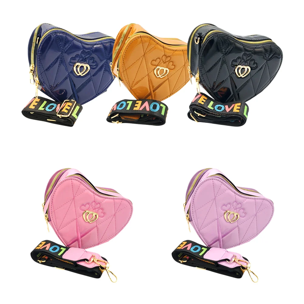 Bolsa de mano con forma de corazón, 2 cierres dorados y correa con frase love