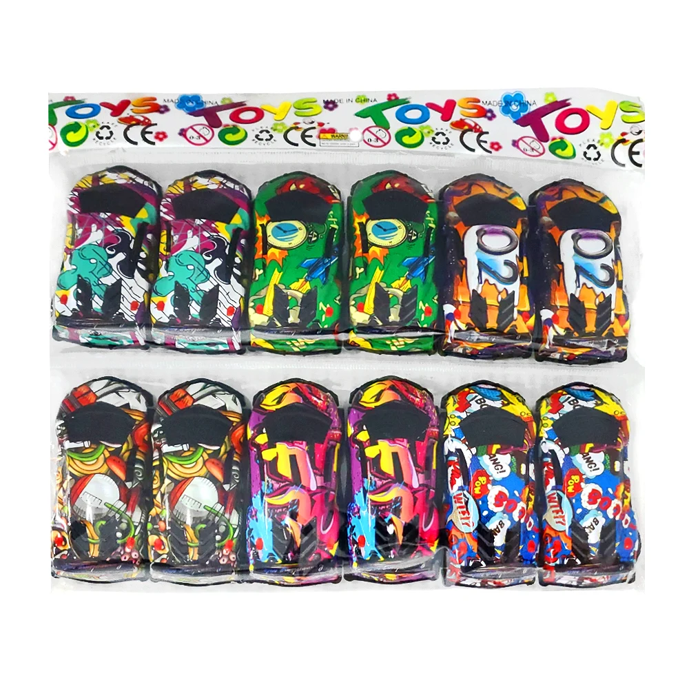 Paquete con 12 mini carros de fricción con estampado tipo grafitti / toys