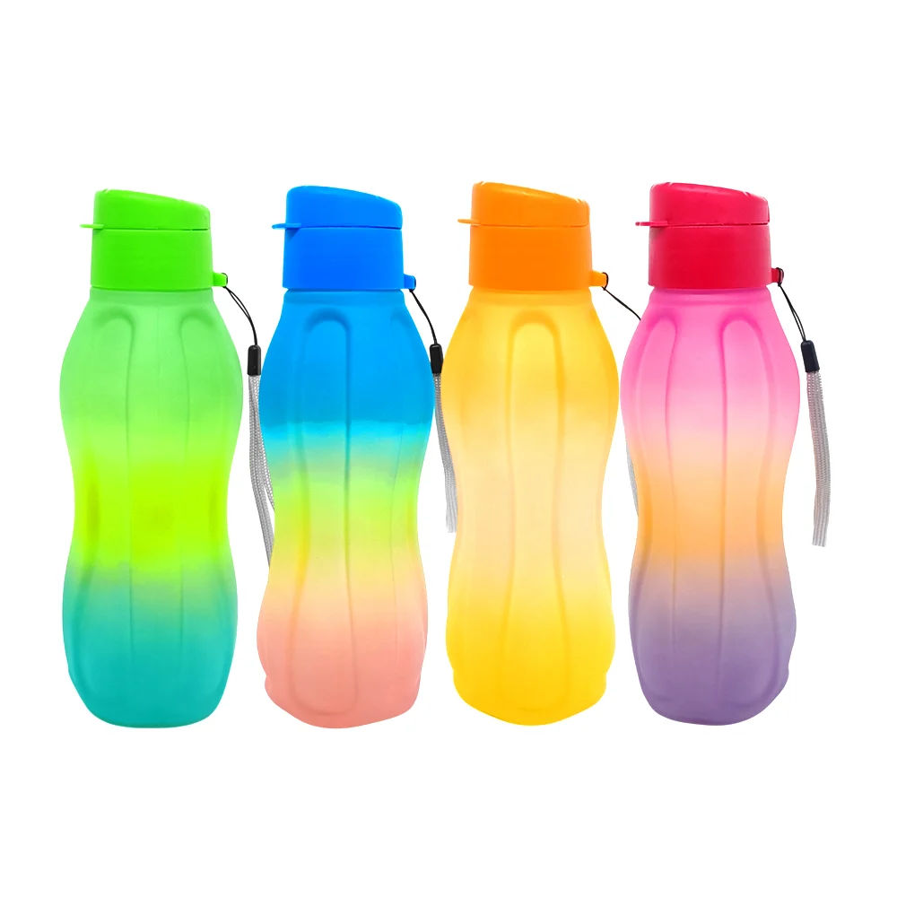 Botella de plástico con capacidad de 600ml, tricolor, color surtido + asa